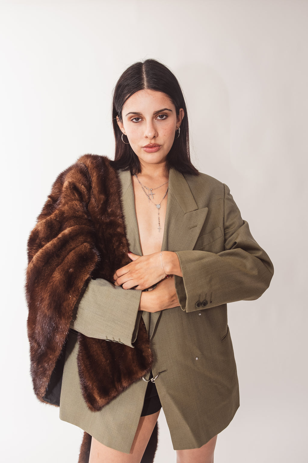 Blazer Oversize Gris Olivo con detalles metálicos