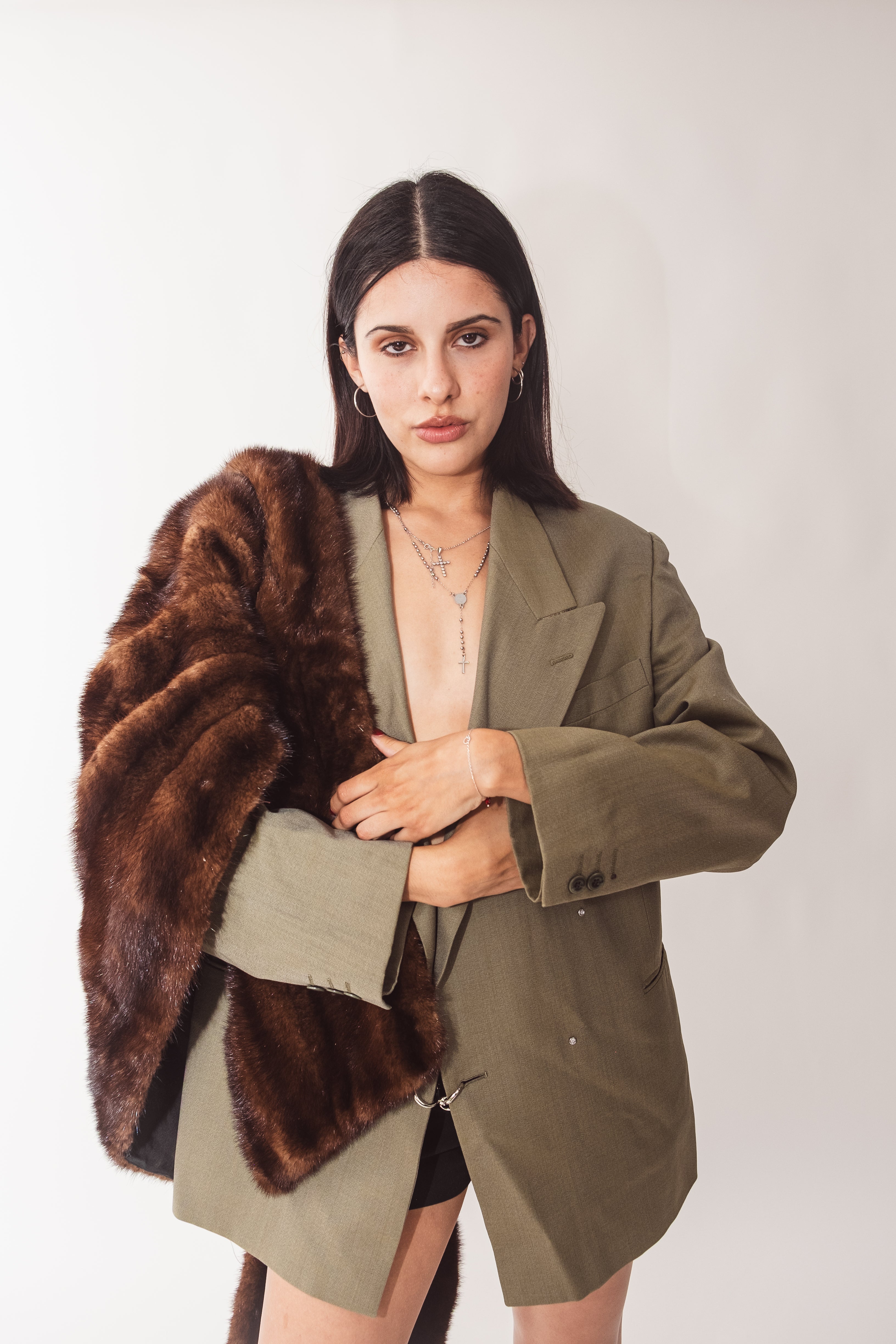 Blazer Oversize Gris Olivo con detalles metálicos