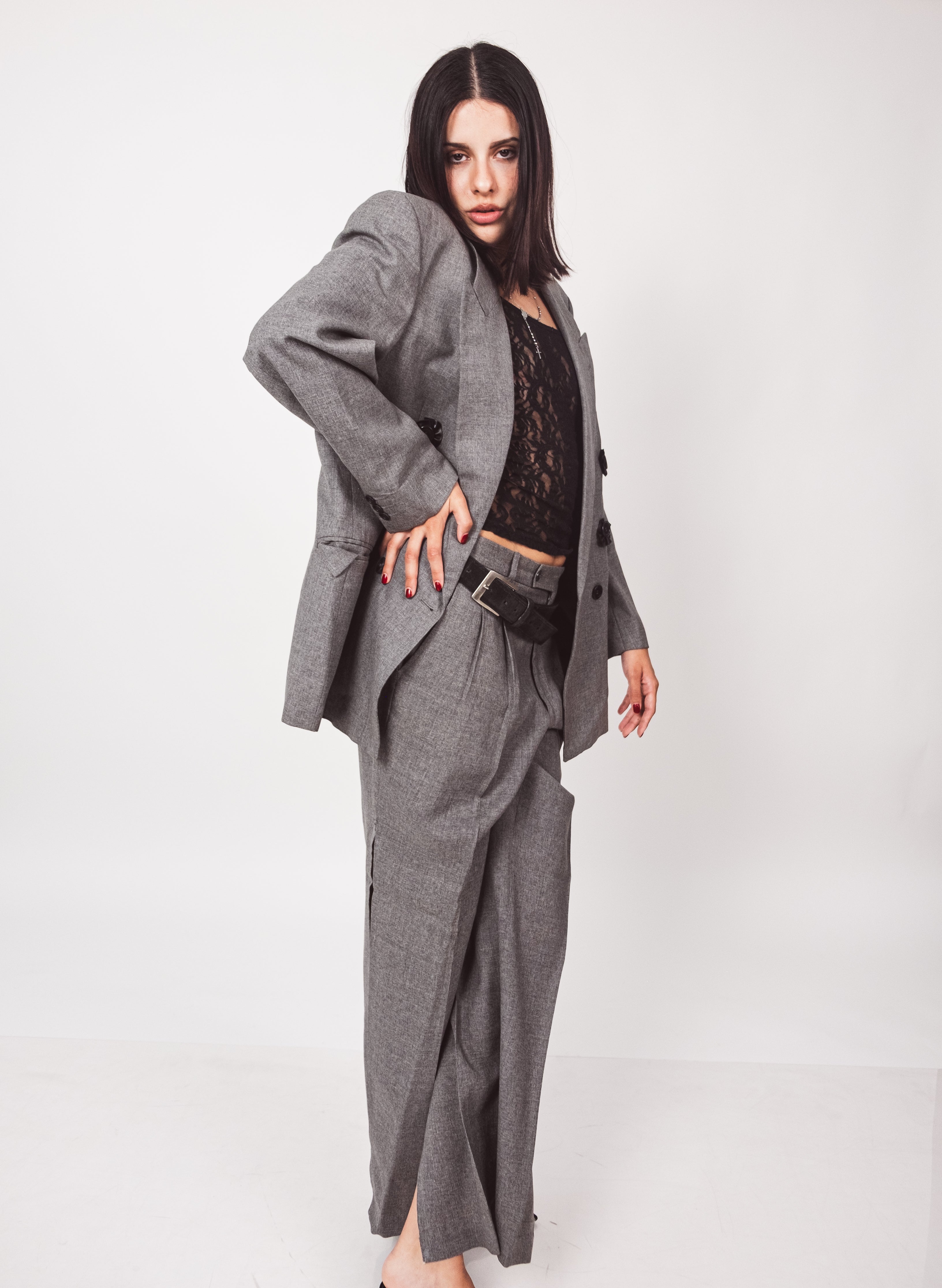 Conjunto Gris Blazer x Pantalones abiertos Oversize.