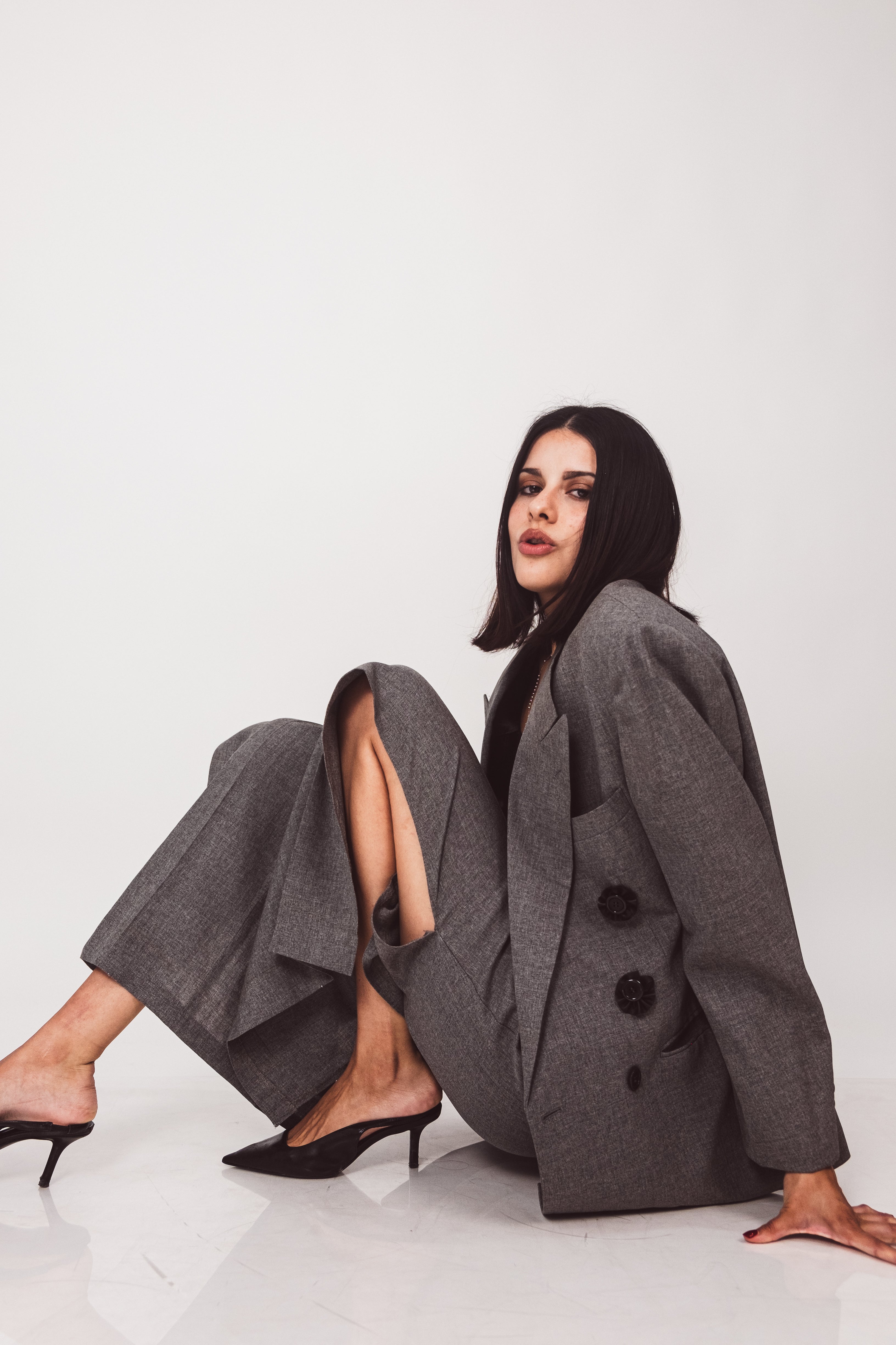 Conjunto Gris Blazer x Pantalones abiertos Oversize.